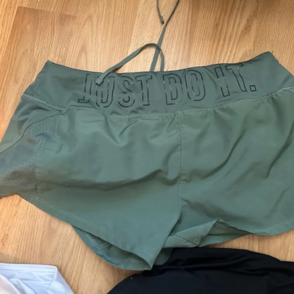 Nike dri fit running shorts - Picture 3 of 4